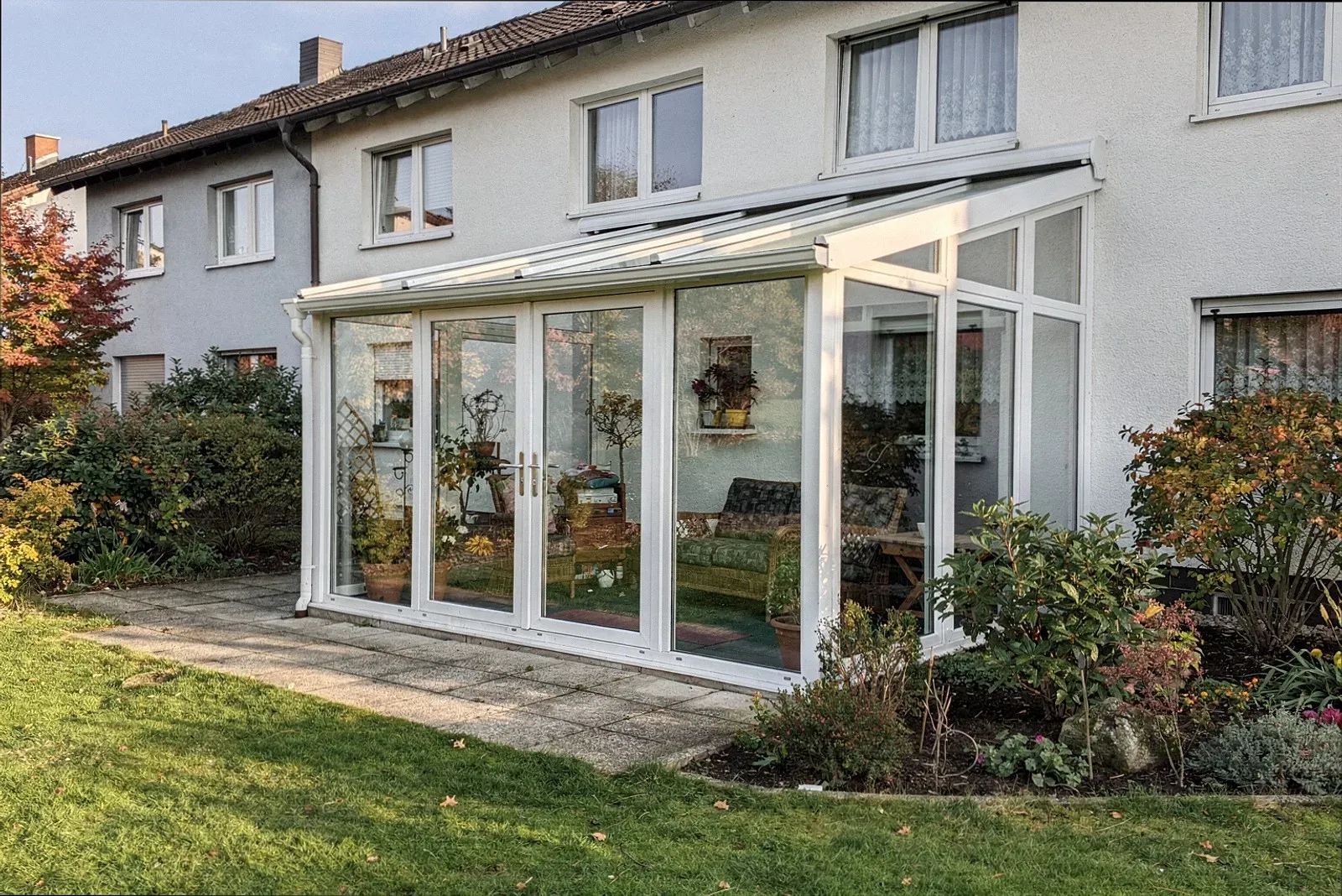 Beheizter Wohnwintergarten mit hohen Glasfronten an einem Einfamilienhaus in Lübeck